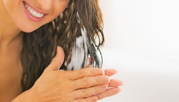 Bạn có thể sử dụng dầu thầu dầu chung với dầu xả để dưỡng tóc