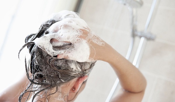 Gội đầu để làm sạch bụi bẩn và bã nhờn tích tụ
