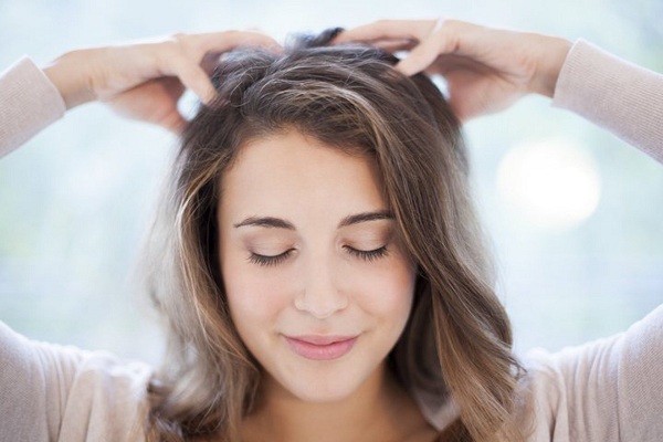 Bạn có thể massage da đầu cơ bản bằng các đầu ngón tay