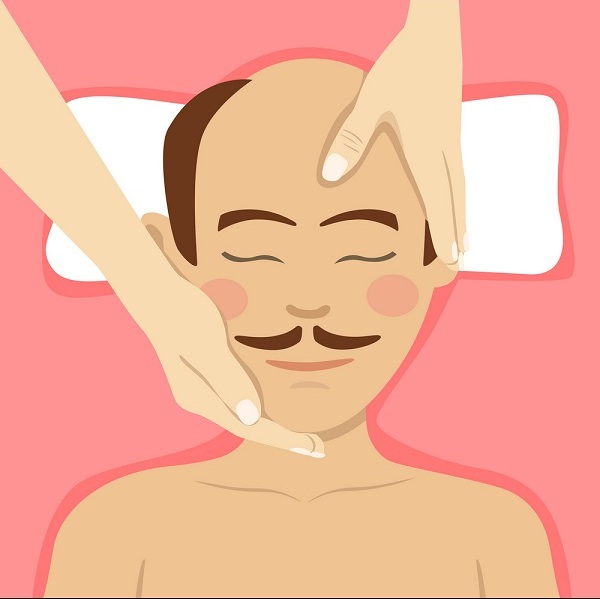 Massage da đầu cho nam bị hói đầu