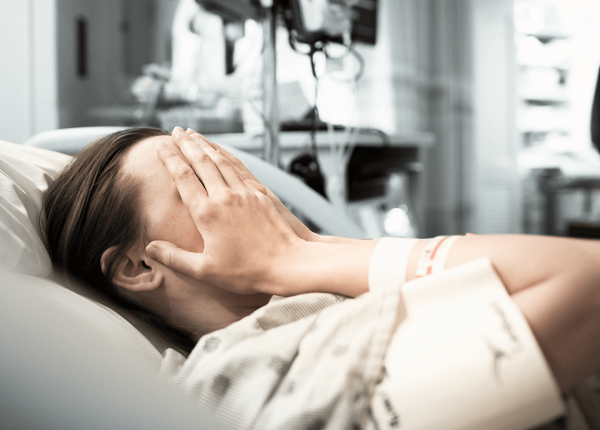 Stress hay tư thế nằm là một trong những nguyên nhân gây rụng tóc sau phẫu thuật