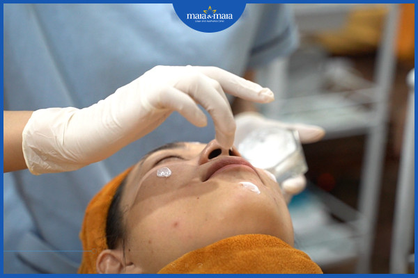Thuốc bôi ngoài là một trong những biện pháp hữu hiệu để cải thiện bệnh trứng cá đỏ