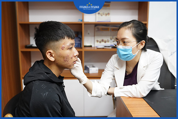 Thăm khám với bác sĩ da liễu để có hướng điều trị an toàn và hiệu quả