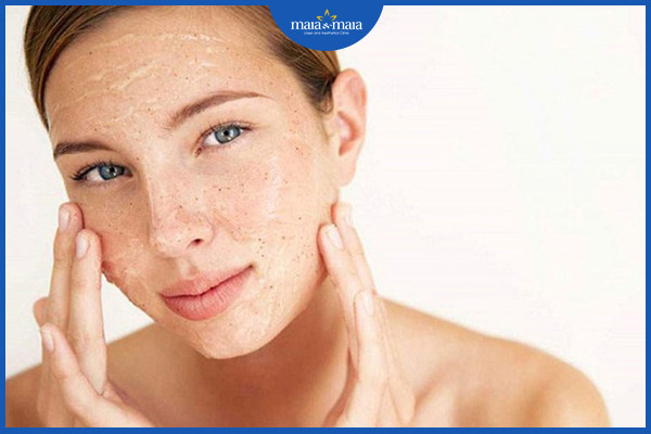 Tẩy da chết vật lý là một trong những cách giúp làn da thông thoáng