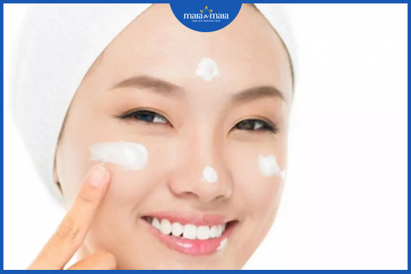 Sử dụng các loại kem dưỡng để hỗ trợ điều trị mụn