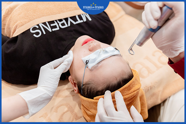 Nên kết hợp sử dụng các sản phẩm chăm sóc da bằng thuốc kê đơn với các liệu pháp công nghệ cao