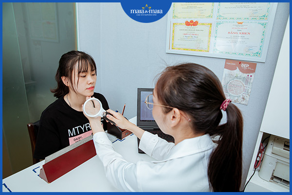 Thăm khám với bác sĩ để được tư vấn phương pháp thẩm mỹ hiệu quả
