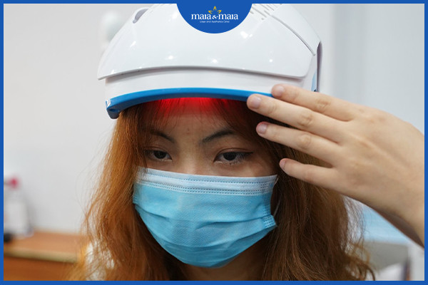 Sử dụng mũ ánh sáng trong hỗ trợ điều trị rụng tóc sau mắc Covid-19