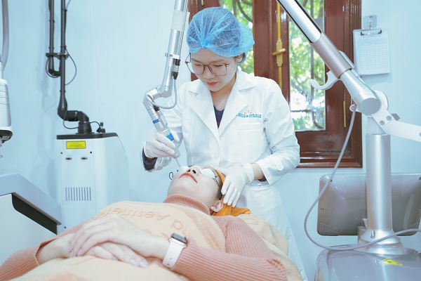 Bác sĩ thực hiện điều trị bằng công nghệ cao Bác sĩ thực hiện điều trị bằng công nghệ cao