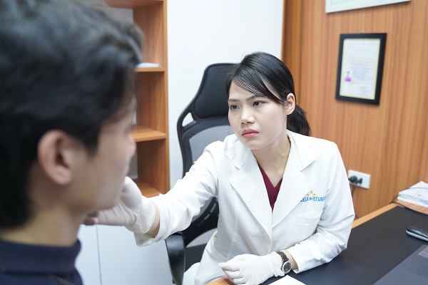 Bác sĩ đang thăm khám tình trạng da cho khách hàng Bác sĩ đang thăm khám tình trạng da cho khách hàng