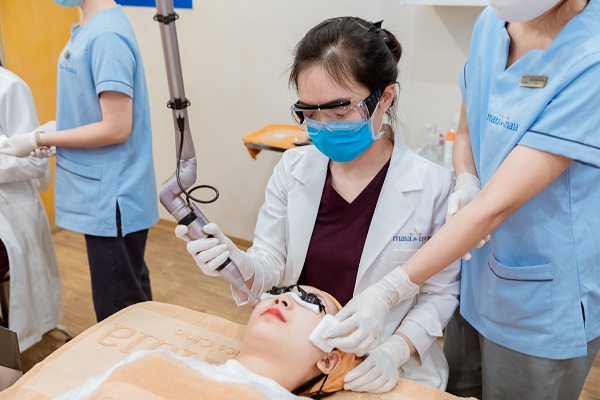 Bác sĩ thực hiện điều trị bằng công nghệ cao Bác sĩ thực hiện điều trị bằng công nghệ cao