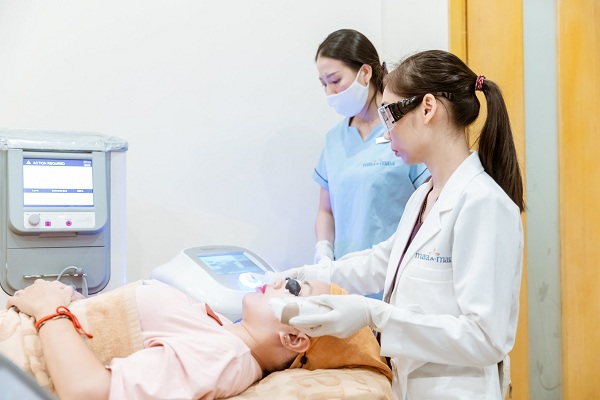 Bác sĩ thực hiện điều trị bằng công nghệ cao Bác sĩ thực hiện điều trị bằng công nghệ cao