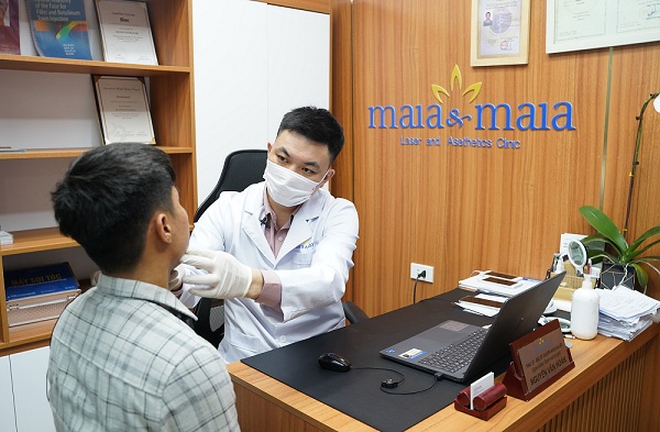 Bác sĩ đang thăm khám tình trạng da cho khách hàng Bác sĩ đang thăm khám tình trạng da cho khách hàng
