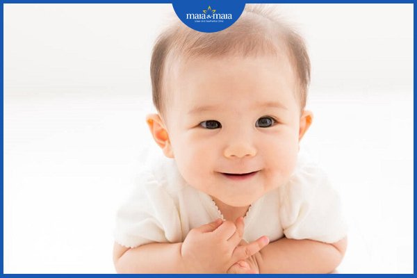 trẻ sơ sinh rụng tóc