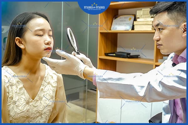 mụn trứng cá có mùi hôi