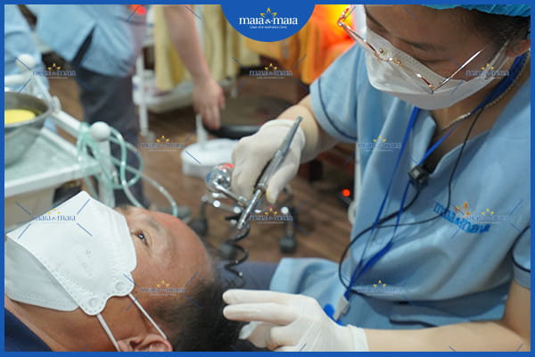 Tóc rụng có hạt trắng